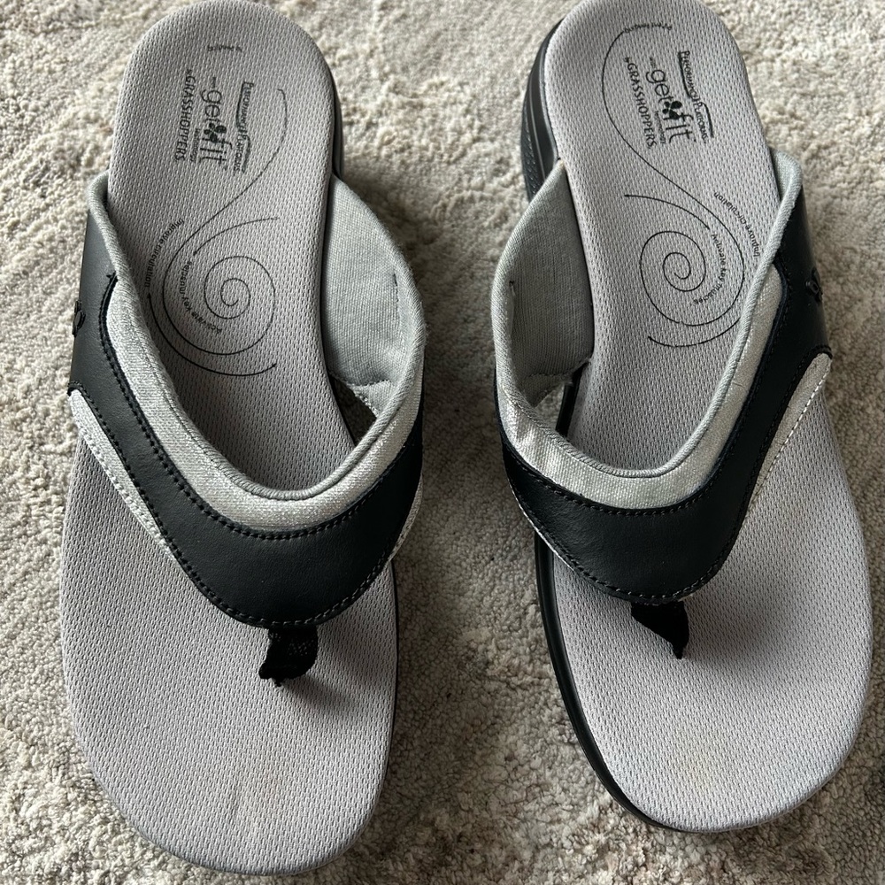 GRASSHOPPERS GET FIT WOMEN FLIP FLOPS Black & Silver Sz 10M WEDGES SANDALS Beach